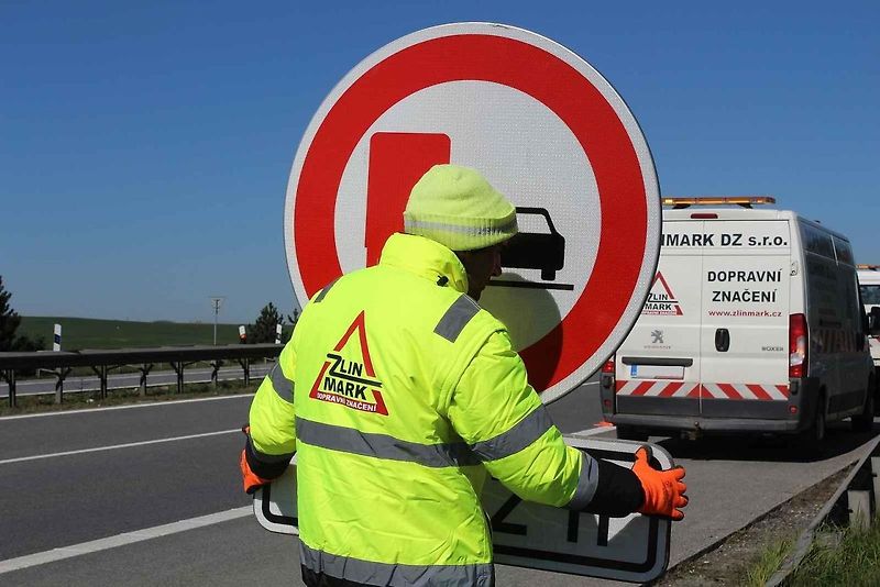 Na dálnici mezi Prahou a Brnem jezdí hodně kamionů. Někteří řidiči jedou spořádaně za sebou, jiní ne.
