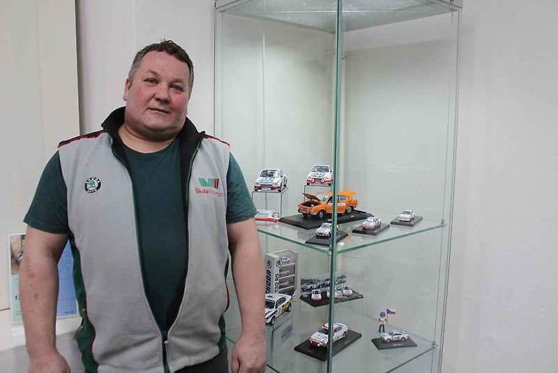 Modely vozů Škoda s pamětními mincemi.