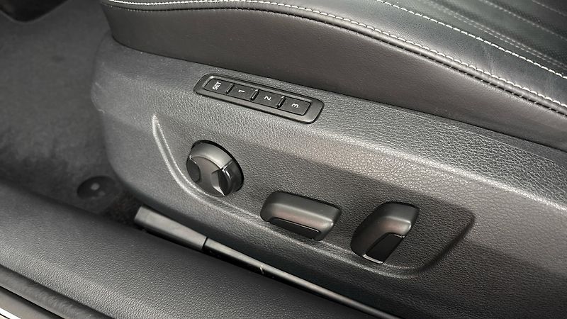 Škoda Superb 2.0 TDI DSG L&K Combi - fotka 22 z 34
