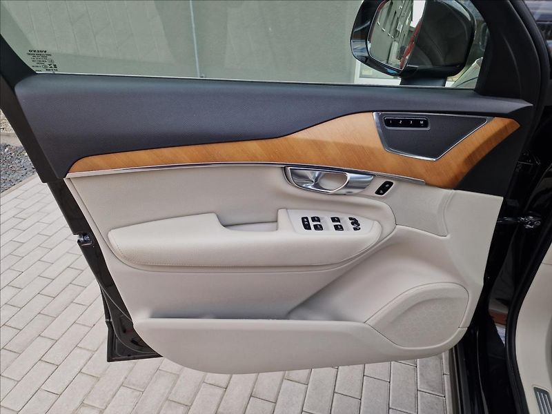 Volvo XC90 B5 AWD Momentum Pro Auto,1Maj - fotka 37 z 50