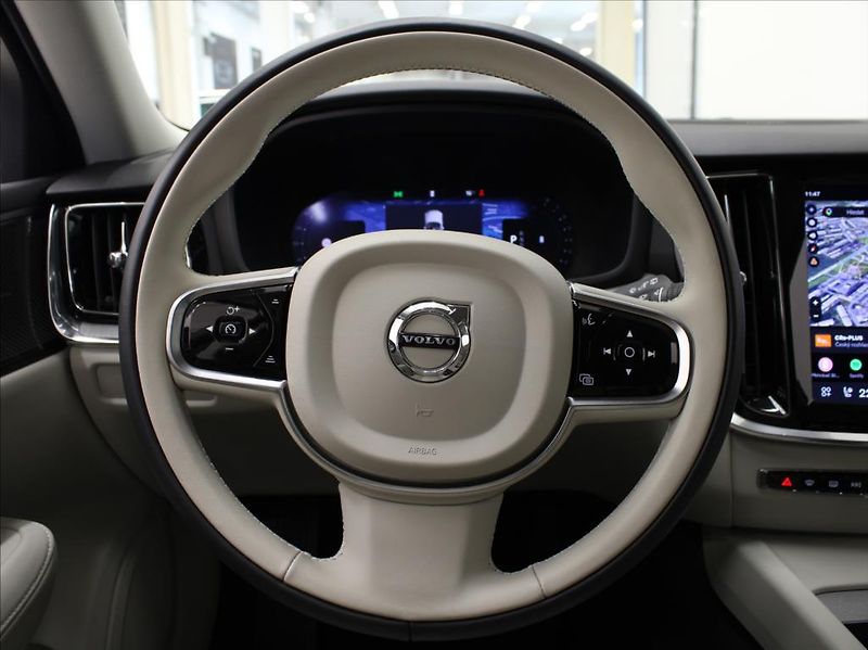 Volvo V60 2,0 B4 PLUS Dark 8880km! ČR - fotka 9 z 22