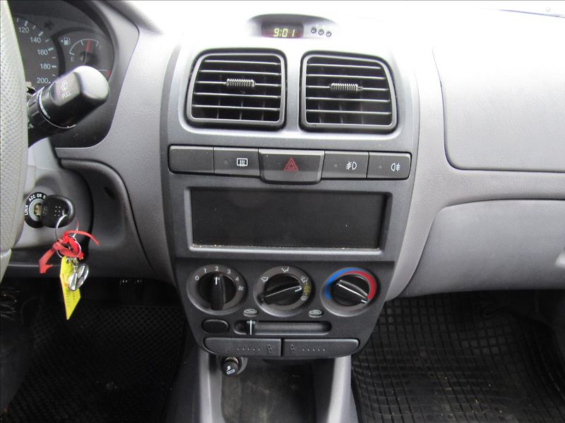 Hyundai Accent 1,3 63kW - fotka 15 z 23