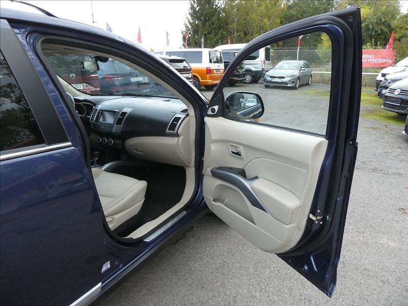 Mitsubishi Outlander 2,4 i 125kW 7.míst,4x4,automat - fotka 22 z 35