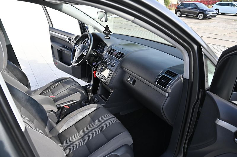 Volkswagen Touran 2.0TDI 103KW Match 7Míst 11/12 - fotka 27 z 49