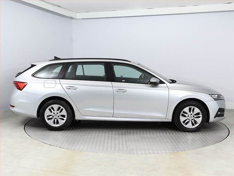 Škoda Octavia (2022) Ambition 2.0 TDI, ČR,1.maj - fotka 6 z 19