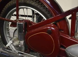 U Jawy 250 se poprvé použilo odpružení zadního kola.