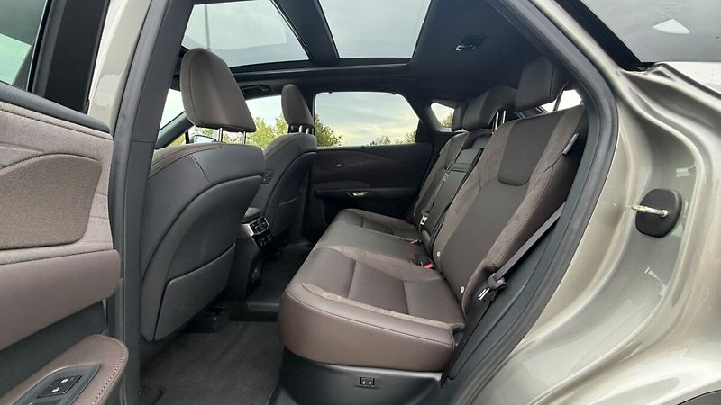 Lexus RX 450h plus 450H+ 2,5 PHEV LUXURY PANORAMI - fotka 13 z 31