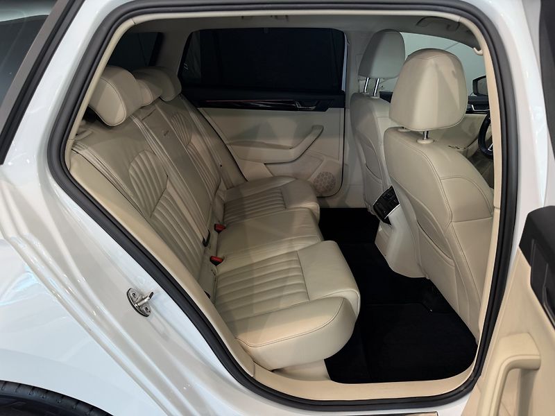 Škoda Superb kombi 2.0TDI 140kW 4x4 L&K - fotka 24 z 28