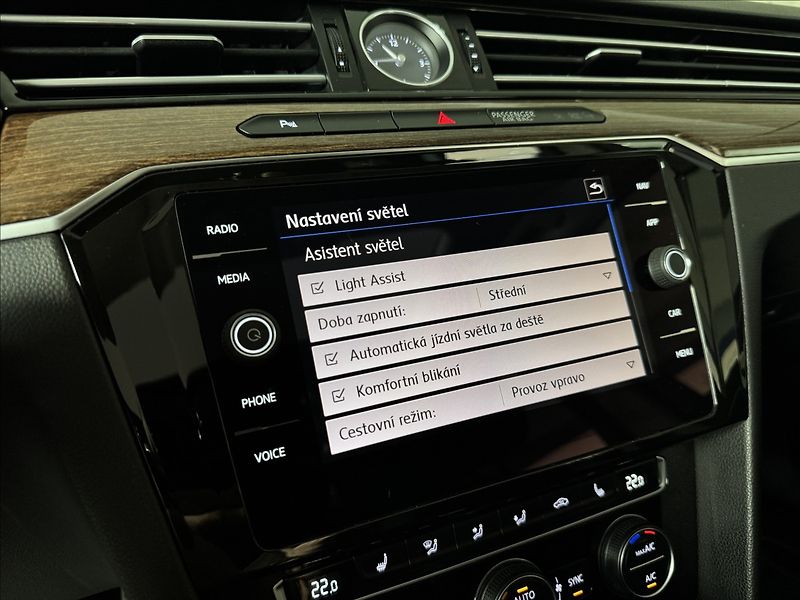 Volkswagen Passat 2,0 TDi  DSG Highline Virtual - fotka 32 z 49