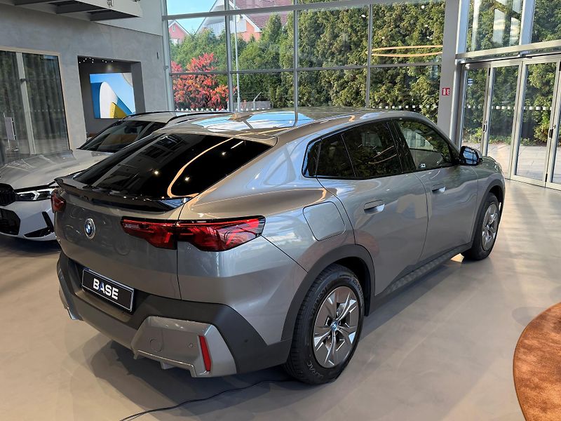 BMW iX2 xDrive 30 - fotka 10 z 17