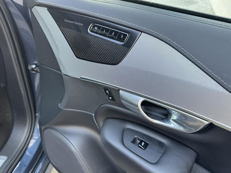 Volvo XC90 B5 (nafta) AWD PLUS DARK - fotka 14 z 51