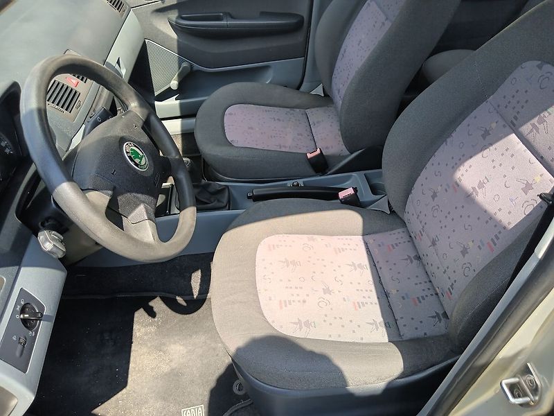 Škoda Fabia 1.2 HTP Classic Combi - fotka 12 z 21