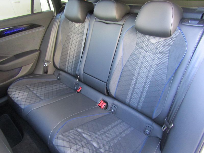 Volkswagen Passat R-Line People 2,0 TDI 110 kW - fotka 23 z 30