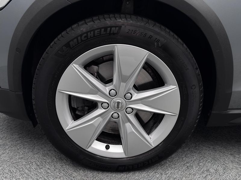 Volvo V60 CC D4 AWD MOMNETUM CZ 1.maj - fotka 44 z 44