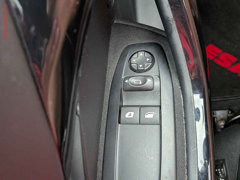 Peugeot 208 (2016) 1.2 PT, ČR, AC, výhřev sed - fotka 12 z 16
