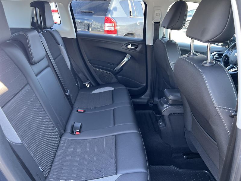 Peugeot 2008 Allure 1.2i KOUPENO V ČR 1.MAJ - fotka 33 z 45
