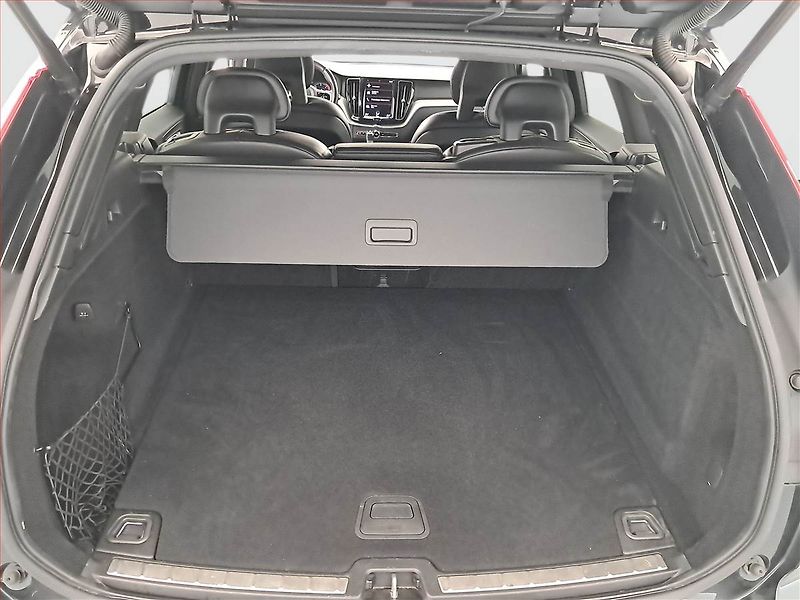 Volvo XC60 (2018) R-Design D4 AWD - fotka 14 z 18