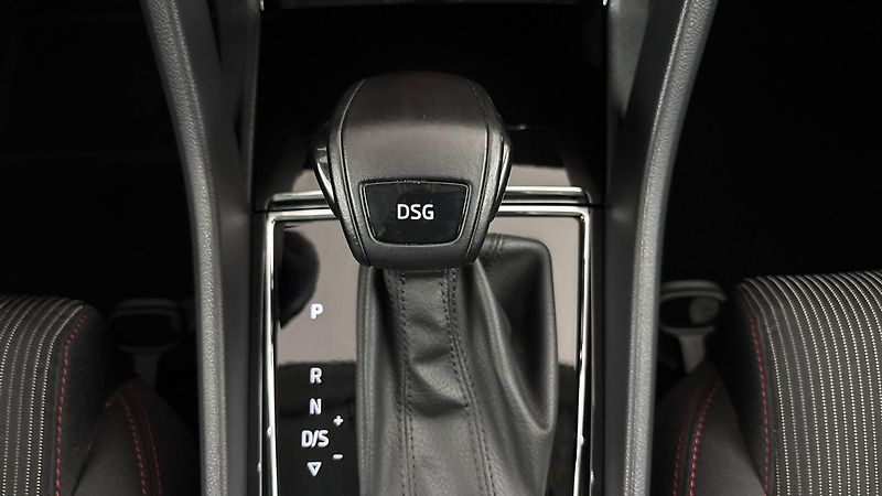 Škoda Karoq 1.5 TSI DSG Style - fotka 24 z 28