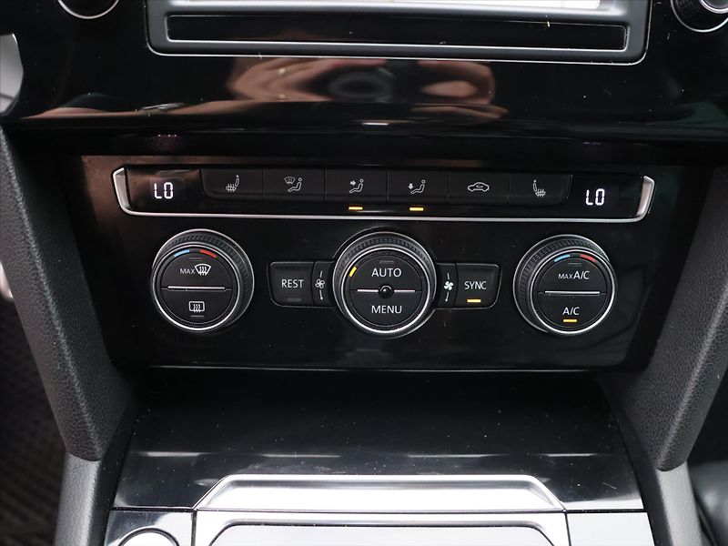 Volkswagen Passat 2,0 TDI 140kW DSG R-line CZ - fotka 16 z 27