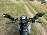 Úzká stavba, široká řidítka – tak vypadá správný supermotard.