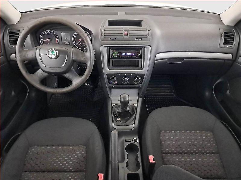 Škoda Octavia (2012) 1.6 TDI, po STK, rezervace - fotka 8 z 14