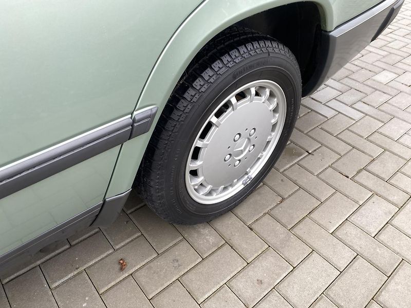 Mercedes-Benz 124 2.0i - 1xMaj - 40 000km - TOP - fotka 9 z 54