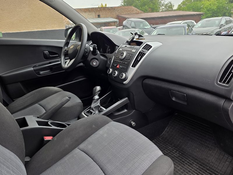 Kia Ceed (2011) 1.4-NÍZKÉ KM-1.MAJ.!!!-KLIMA - fotka 13 z 18