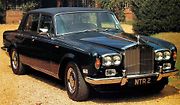 Rolls-Royce Silver Shadow ze 60. let se měl původně jmenovat Silver Mist, než někdo přišel na to, že v Němčině Mist znamená hromadu hnoje nebo udělat koninu. To by k tak vznešenému vozu opravdu nesedělo.