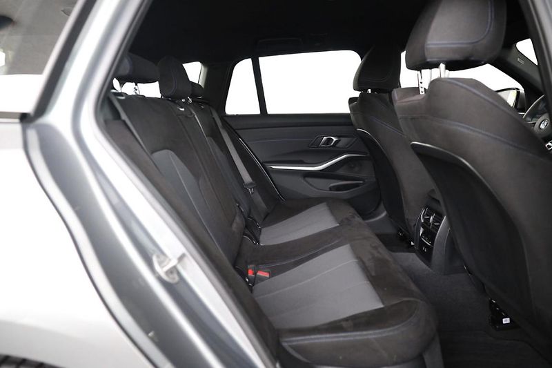 BMW Řada 3 330i xDrive Touring - fotka 6 z 21