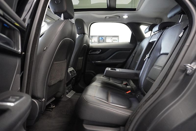 Jaguar F-Pace 3.0D 221 kW 4x4 AUTOMAT 8st. - fotka 24 z 36