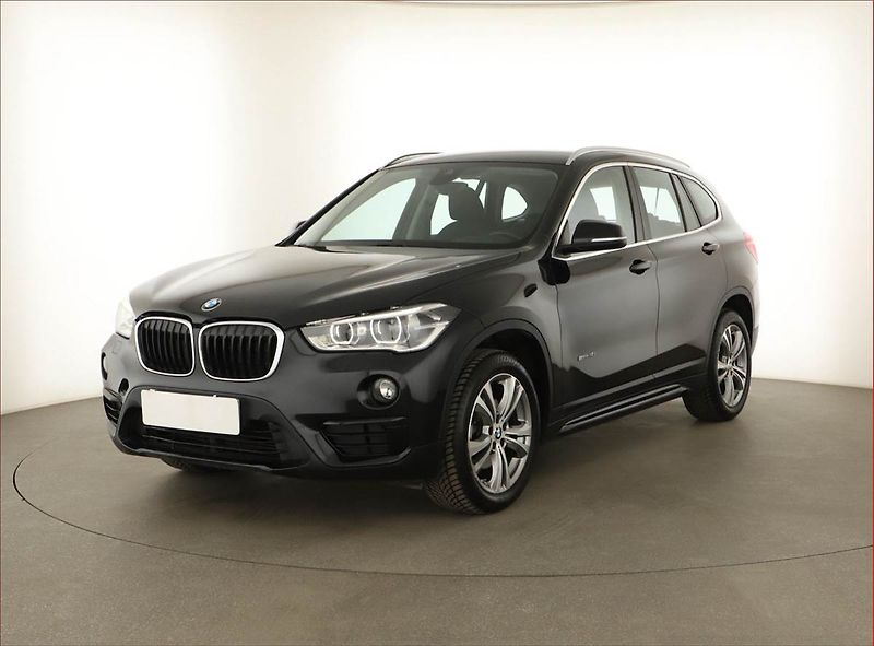 BMW X1 (2017) sDrive18i, ČR,1.maj - fotka 2 z 18