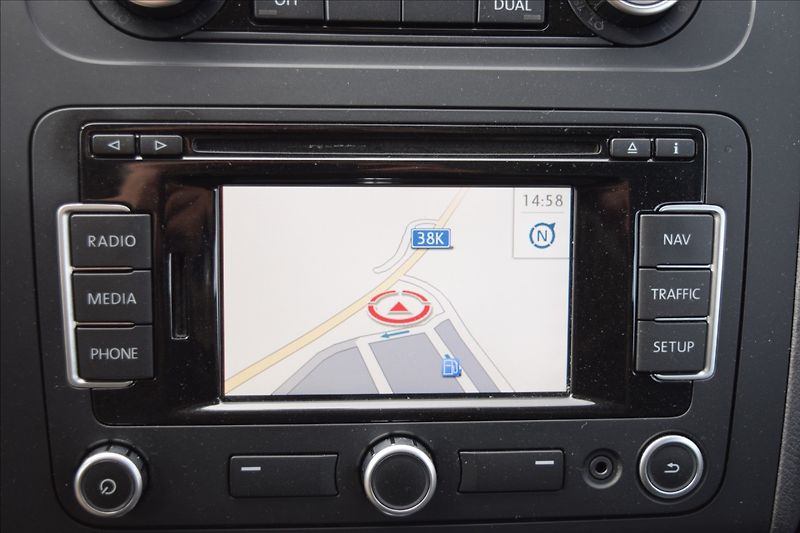 Volkswagen Touran 1,4 i 103KW AUTOMAT TAŽNÉ NAVI - fotka 34 z 44
