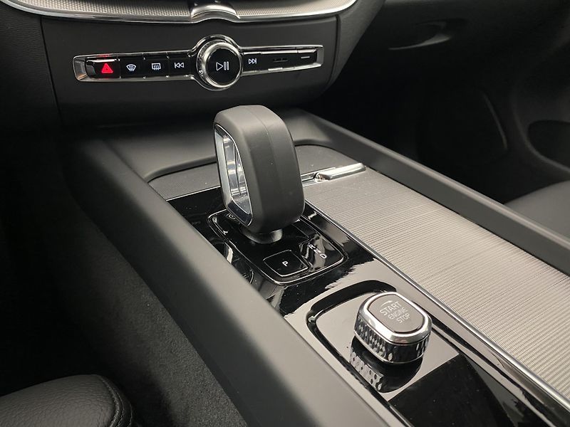 Volvo XC60 B4 AWD PLUS DARK AUT CZ 1.maj - fotka 28 z 57