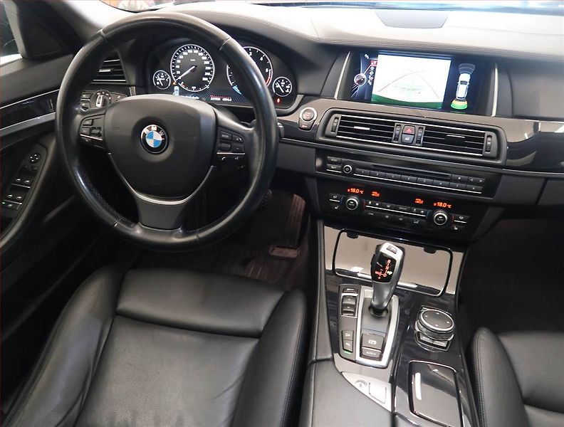 BMW Řada 5 (2014) 530d xDrive, 4X4, Automat - fotka 7 z 17