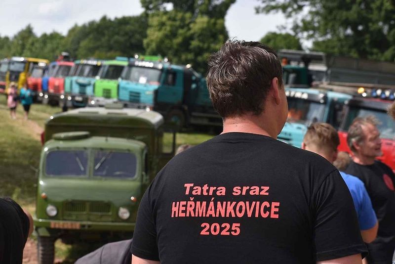 Sraz veteránů a nákladních vozů Tatra přilákal do Heřmánkovic stovky návštěvníků a desítky majitelů historických a nákladních vozů.