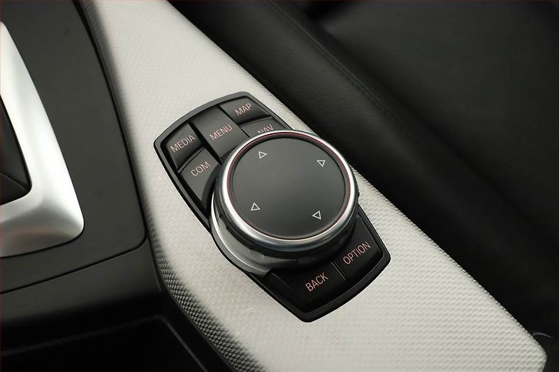 BMW Řada 1 (2016) M140i xDrive - fotka 16 z 20