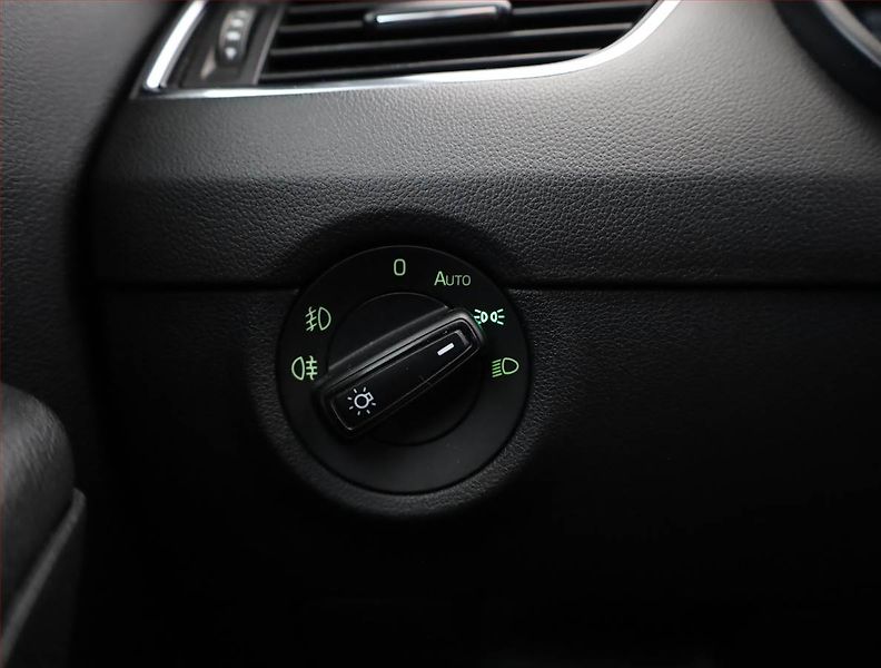 Škoda Octavia (2013) 2.0 TDI, Automat, Navi, Xenony - fotka 15 z 17