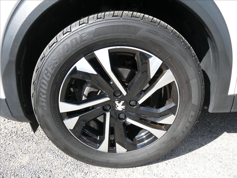 Peugeot 2008 1,2 PureTech 96kW AT8, ALLURE - fotka 17 z 49