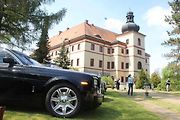 Luxusní vozy se v sobotu 4. května sjely na zámek do Lnář. Převládala auta značky Rolls Royce.