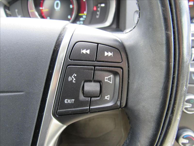 Volvo V60 2,4 D6 AWD Plug-in Hybrid - fotka 25 z 41