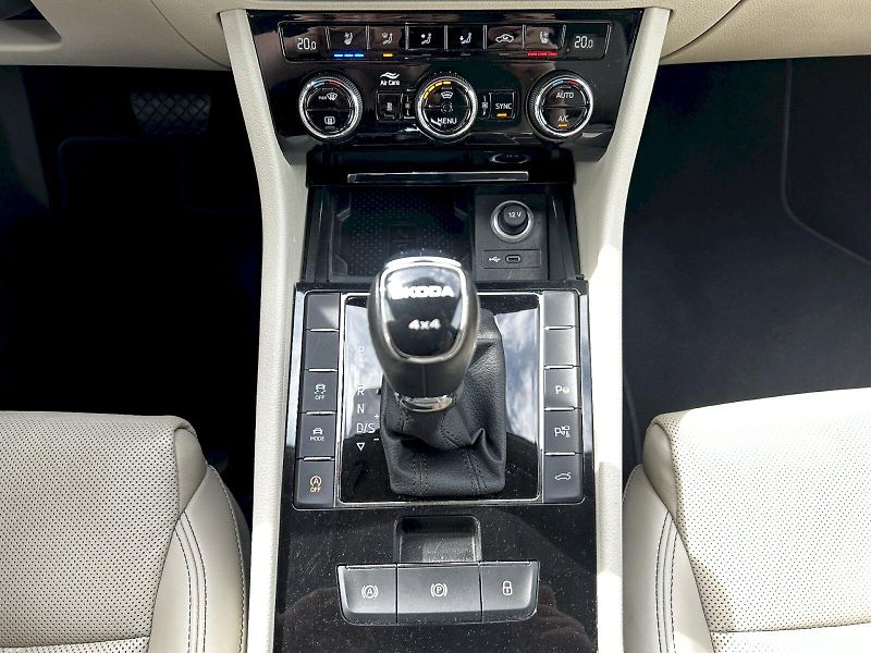 Škoda Superb (2023) Combi 2.0 TDI 147kW 4x4 DSG L& - fotka 23 z 35