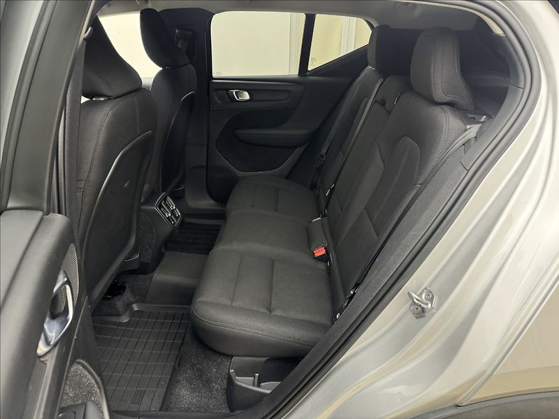 Volvo XC40 2,0 D3 AUTOMAT VÝHŘEV TAŽNÉ - fotka 33 z 41