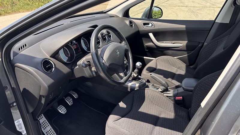 Peugeot 308 (2011) - fotka 6 z 12