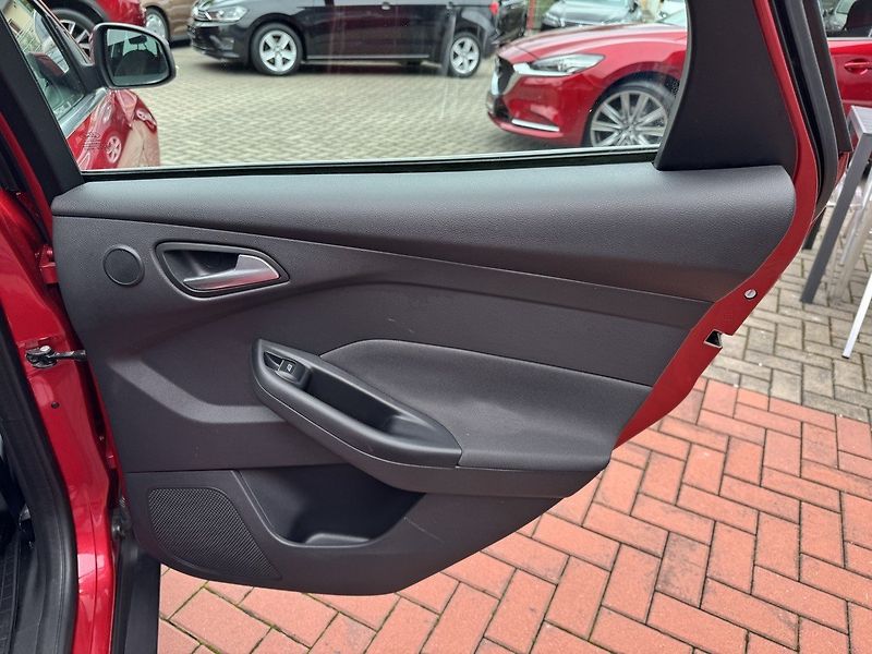 Ford Focus (2011) 1.6 Ti-VCT Digi Klima Tempomat - fotka 20 z 48