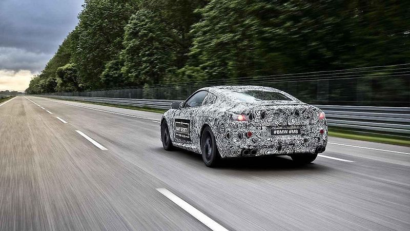 Maskované BMW M8.