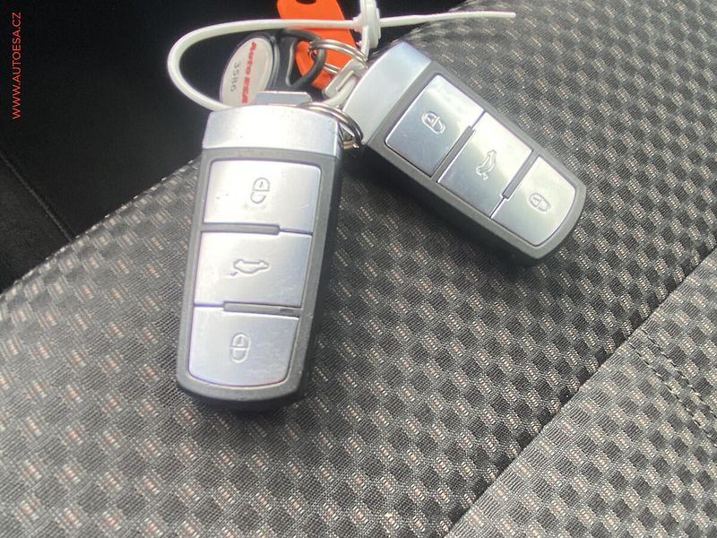 Volkswagen Passat (2013) 1.6TDi, AC, výhřev sed - fotka 18 z 18