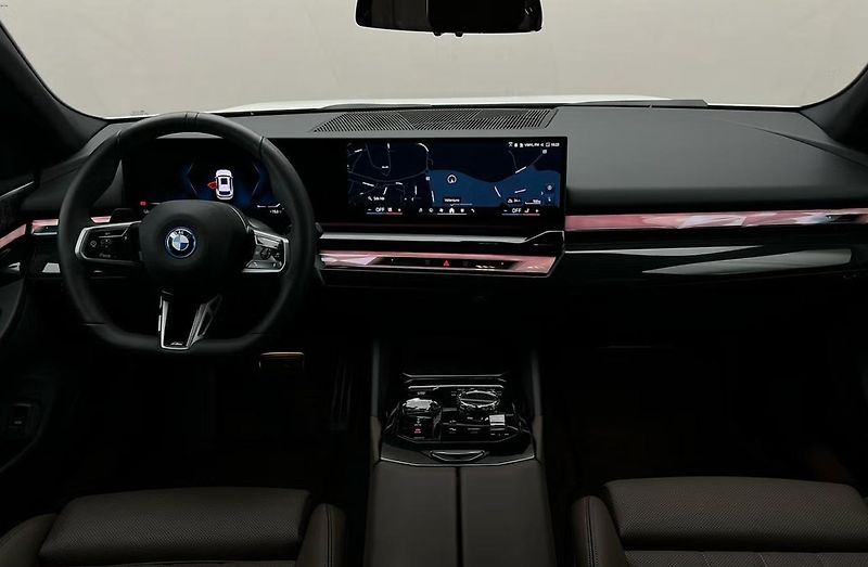 BMW i5 eDrive40 Touring M Kam Tažné - fotka 6 z 26