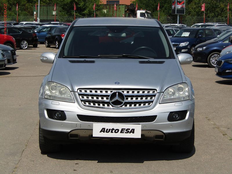Mercedes-Benz Třídy M (2005) 3.5 ML350 4M, ČR, AT, park - fotka 2 z 17