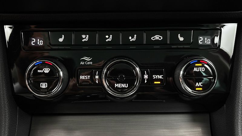 Škoda Superb 2.0 TDI DSG Style Combi - fotka 13 z 26