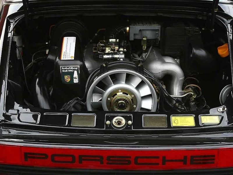 PORSCHE MNOHA PODOB A BAREV. Automobily Porsche přilákaly na výstaviště stovky lidí, kteří obdivovali jejich rozmanitost a nádheru. Pro mnohé z nich je tahle značka srdeční záležitostí.